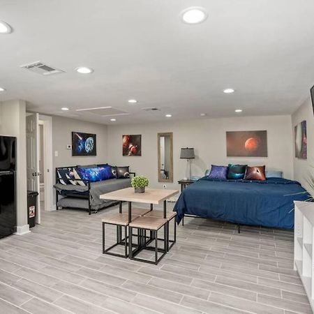Вилла Cosmic Studio At North Downtown Хьюстон Экстерьер фото