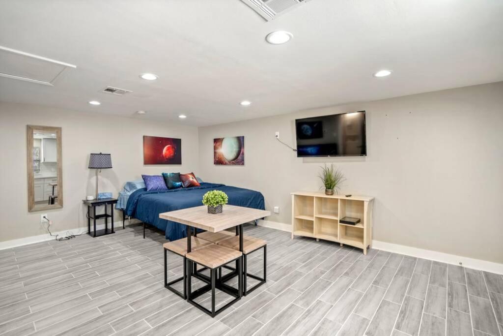 Вилла Cosmic Studio At North Downtown Хьюстон Экстерьер фото